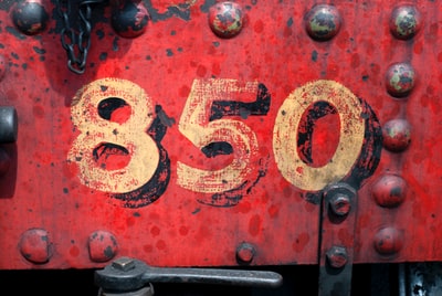 850 -印在红色金属面板

